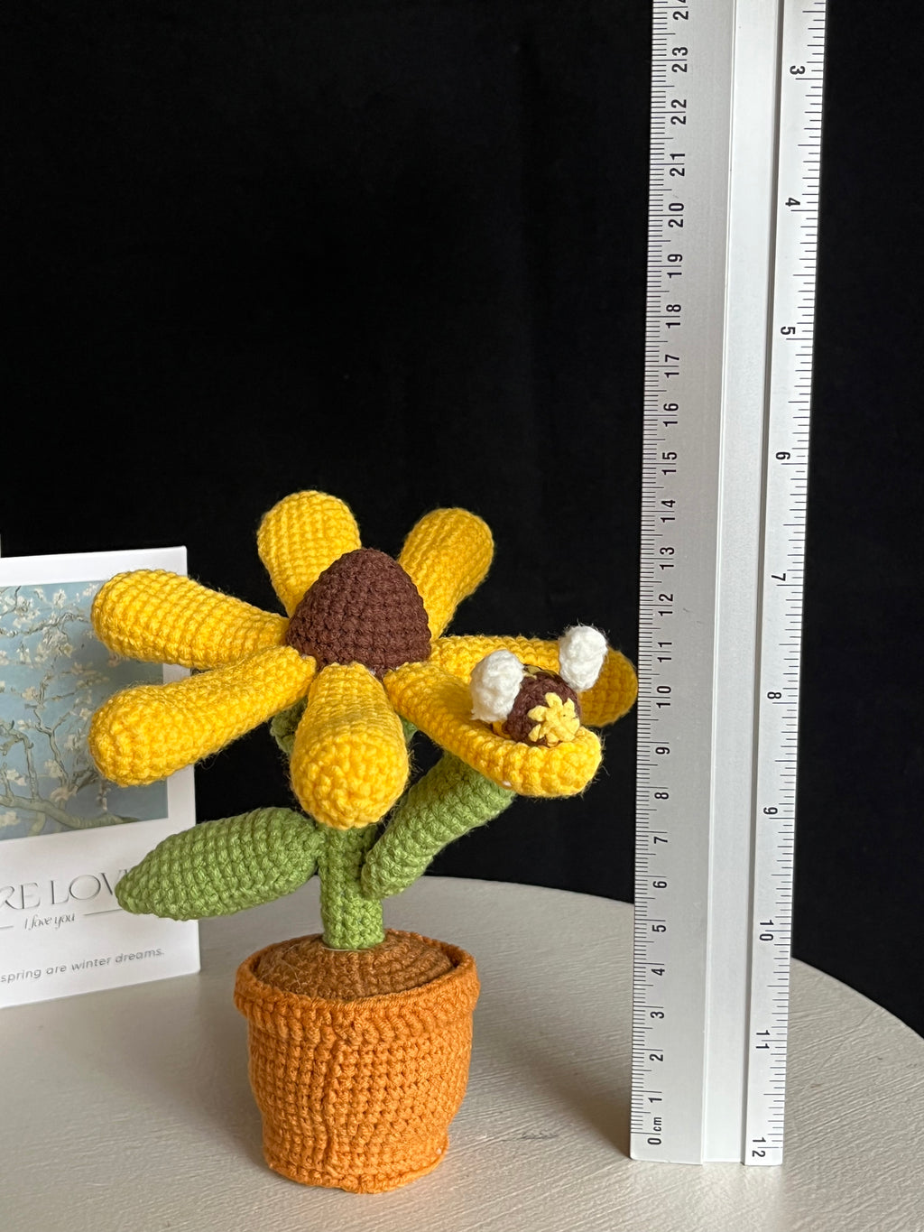 🌻 Gehaakte Zonnebloem met Bijtje – Handgemaakte Woondecoratie