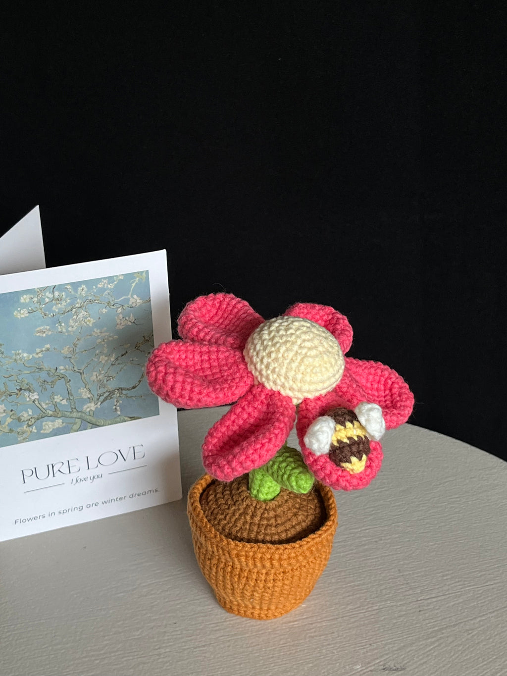 🌸 Gehaakte Bloem met Bijtje – Handgemaakte Decoratie in Bloempot