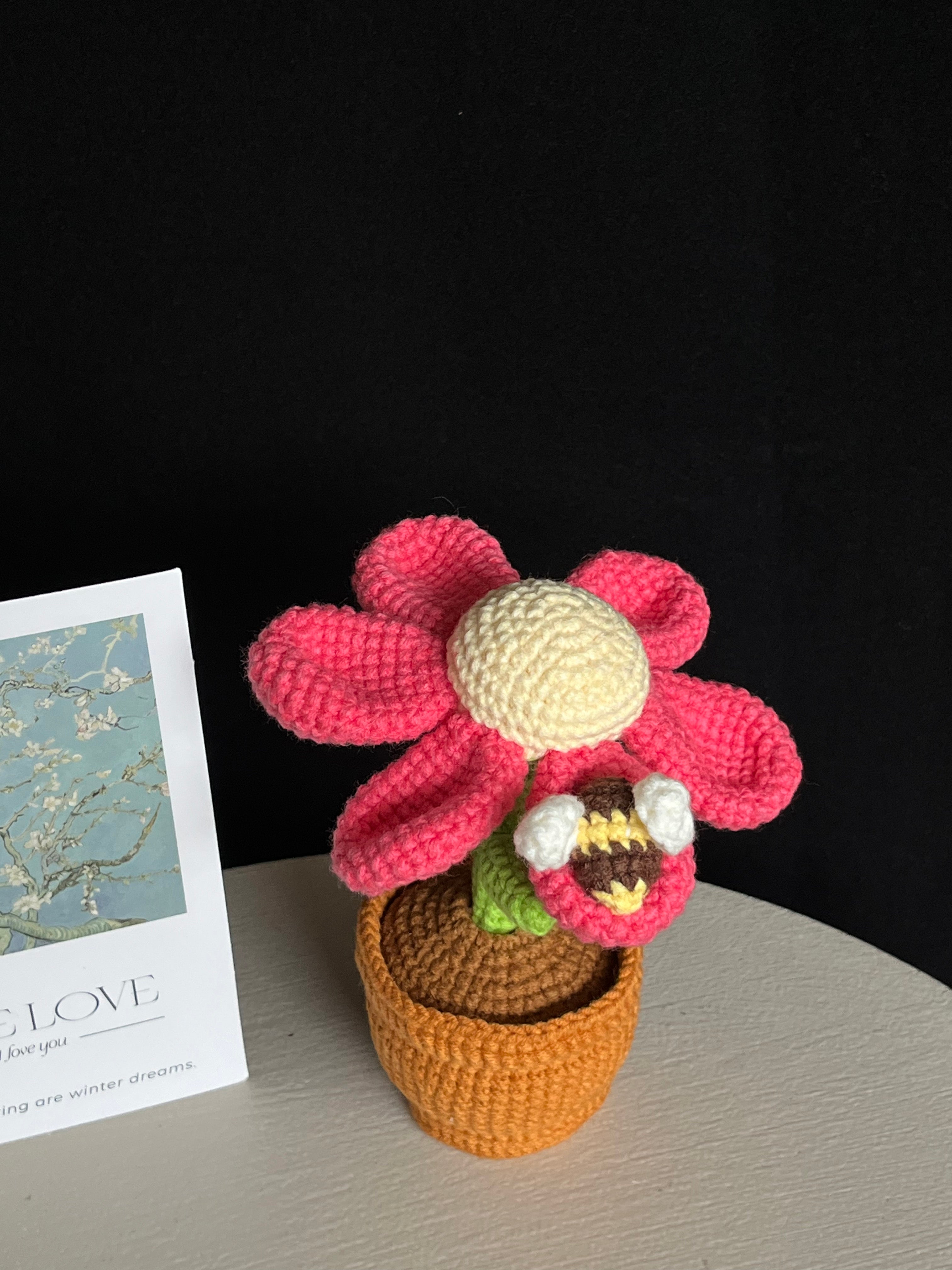🌸 Gehaakte Bloem met Bijtje – Handgemaakte Decoratie in Bloempot