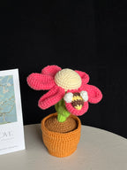 🌸 Gehaakte Bloem met Bijtje – Handgemaakte Decoratie in Bloempot