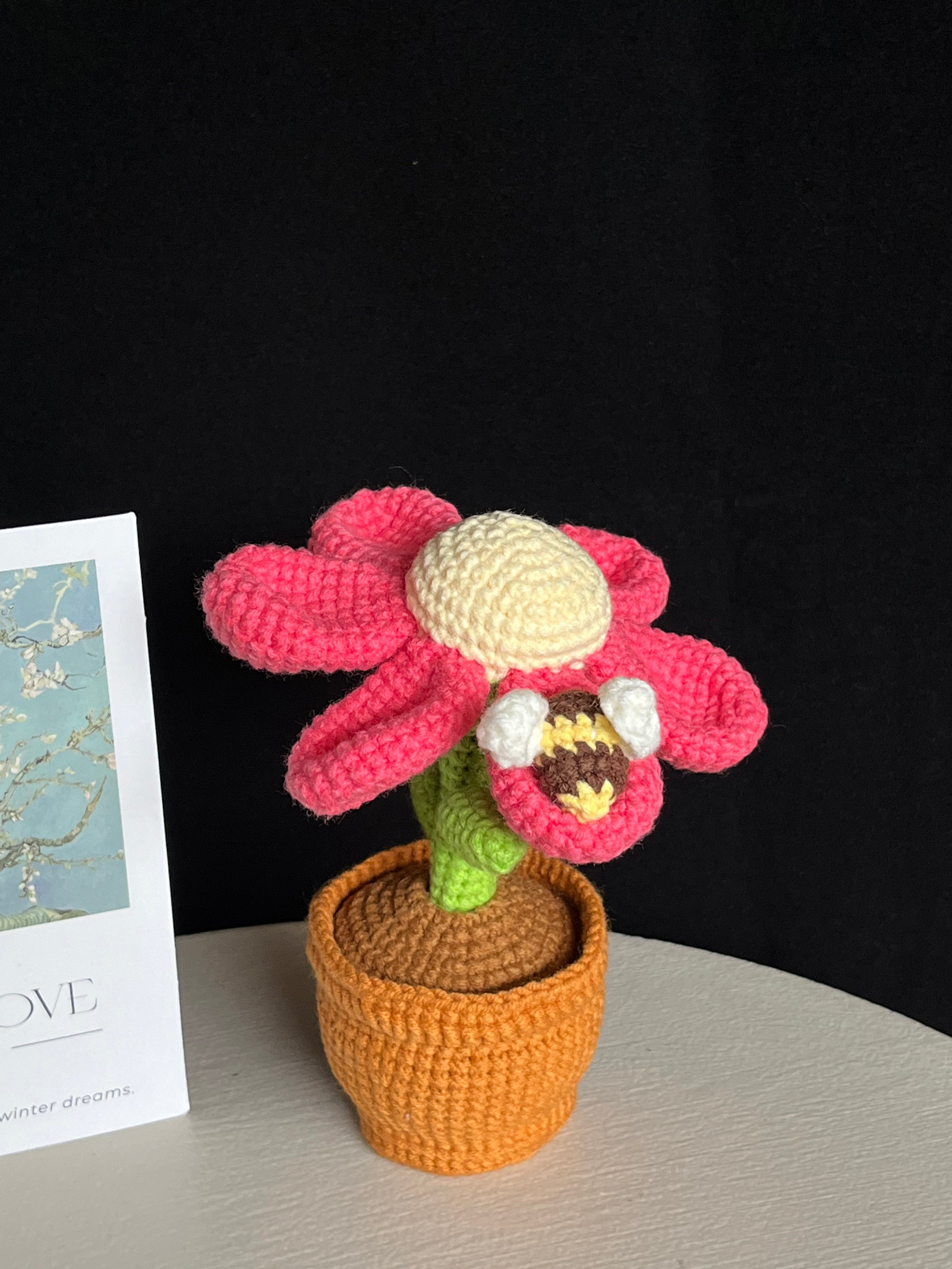 🌸 Gehaakte Bloem met Bijtje – Handgemaakte Decoratie in Bloempot