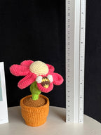 🌸 Gehaakte Bloem met Bijtje – Handgemaakte Decoratie in Bloempot